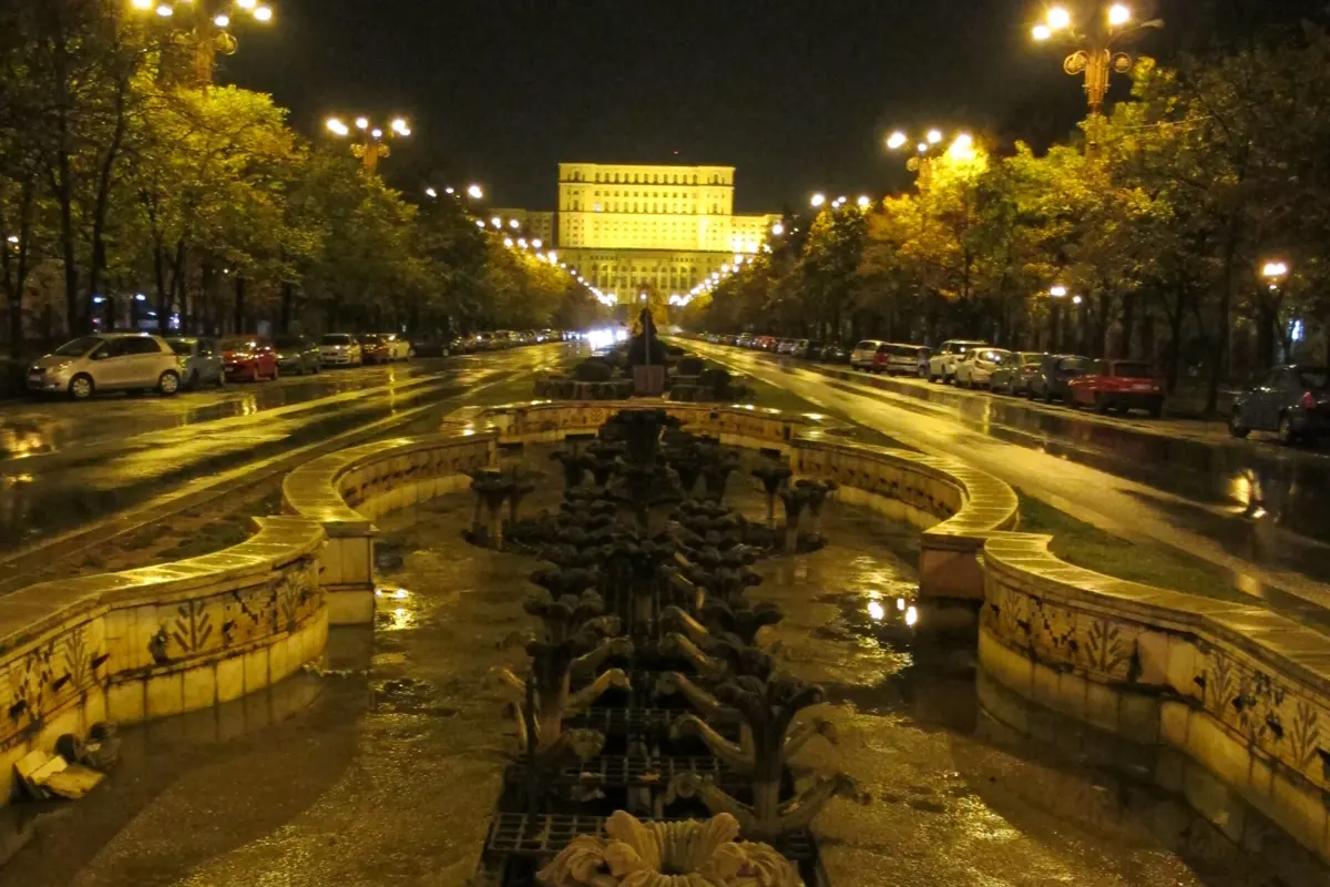 Il Palazzo del Parlamento di notte, in fondo al Bulevardul Unirii