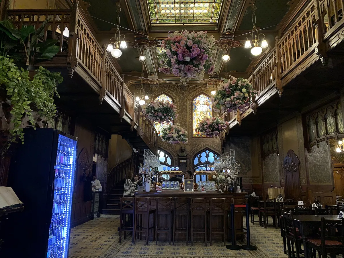 La sala del Caru’ cu Bere, la birreria di Strada Stavropoleos