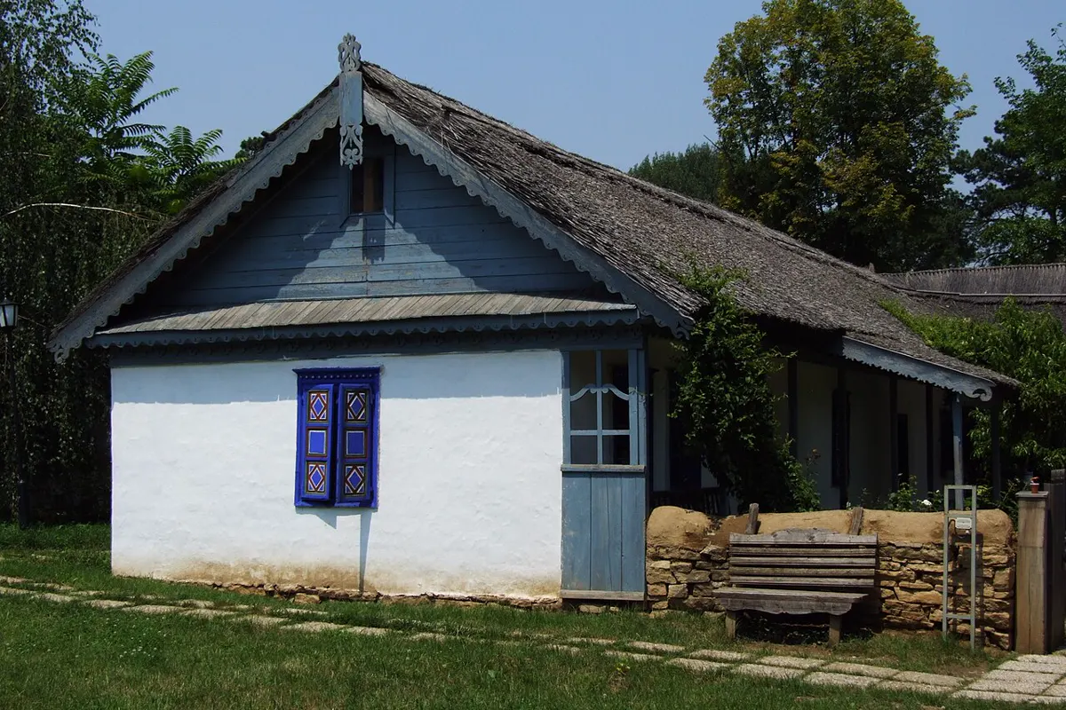 Casa tradizionale con le finestre blu nel Museo nazionale del villaggio di Bucarest