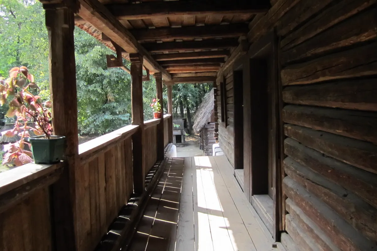 Veranda in legno di una casa contadina nel Museo del villaggio Dimitrie Gusti a Bucarest