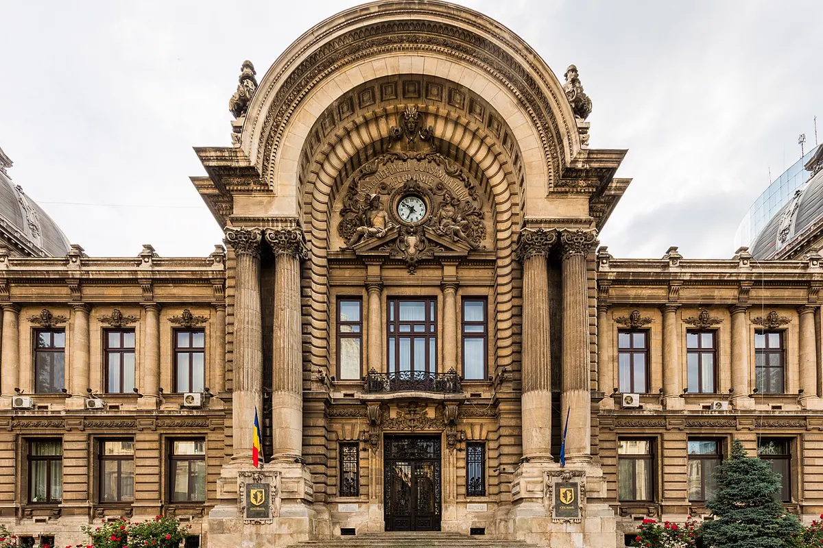 La facciata neoclassica del Palazzo CEC sulla Calea Victoriei, nel centro di Bucarest