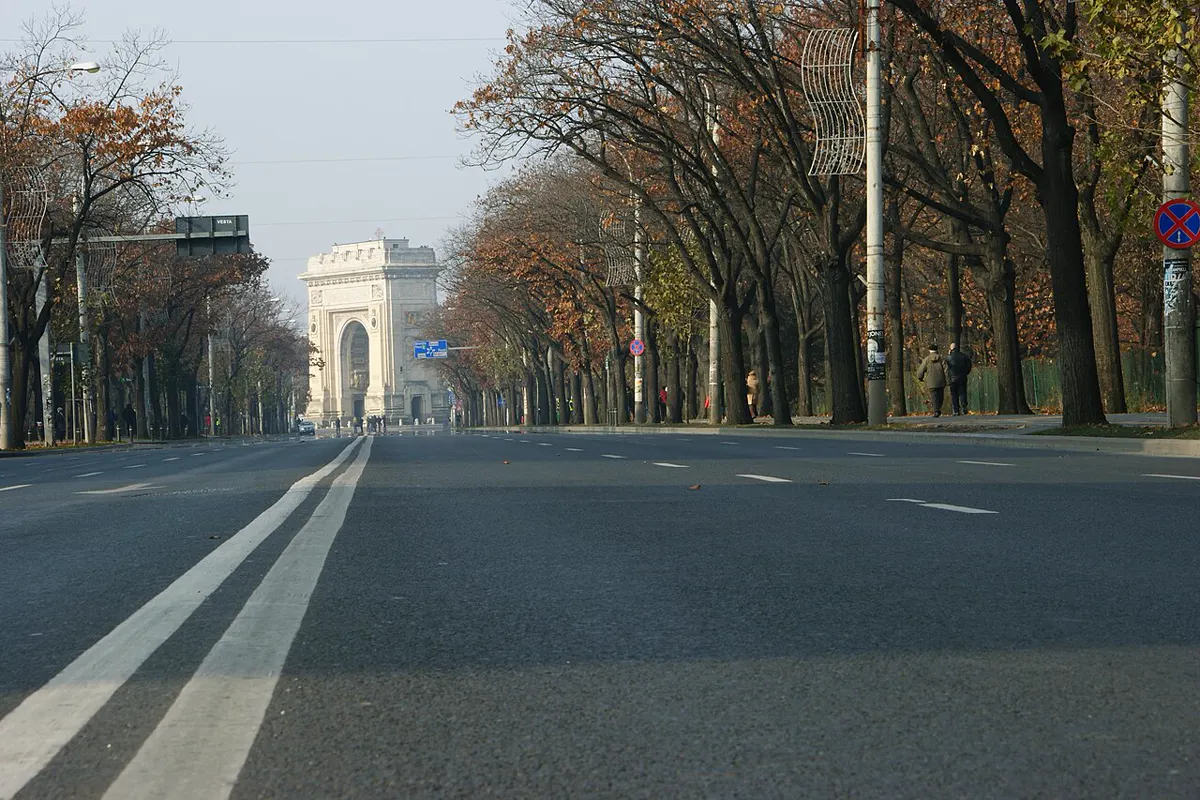 Il viale alberato verso l'Arco di Trionfo di Bucarest in autunno